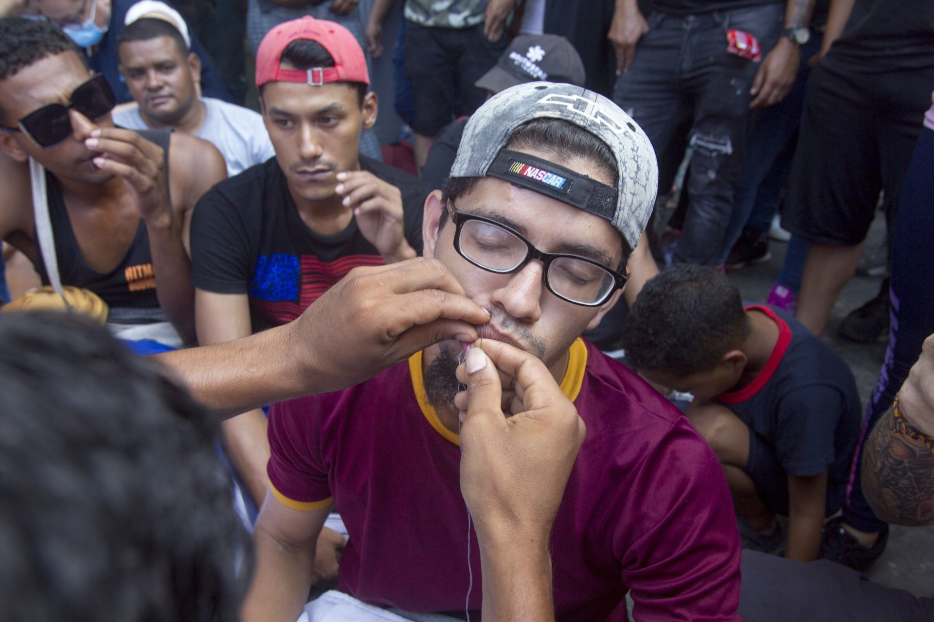 Migrantes en Monterrey se cosen los labios en protesta por impedirles avanzar hacia Estados Unidos