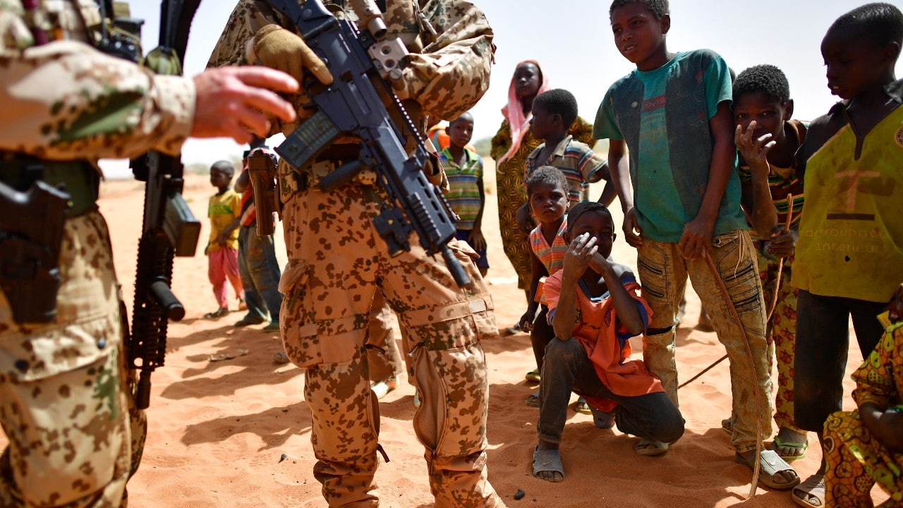 Militares vigilan calles ante ataques terroristas en Mali (Getty Images)