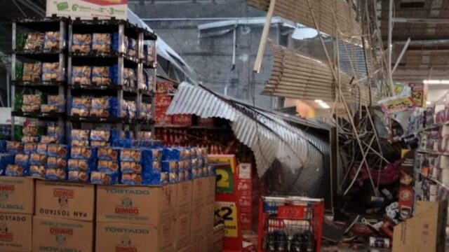 Colapsa techo de supermercado en Mixcoac tras granizada.