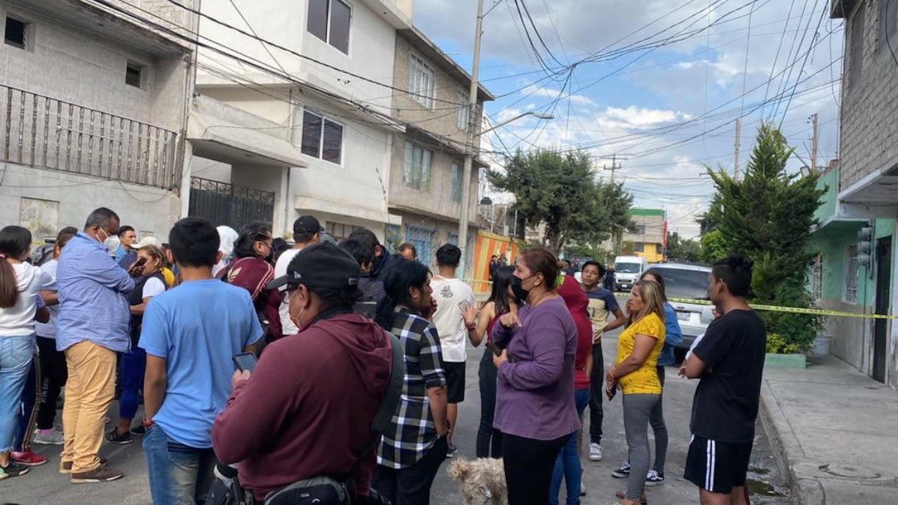 Sorprende a vecinos balacera en la colonia Consejo Agrarista Mexicano, Iztapalapa (Twitter: @luismiguelbaraa)