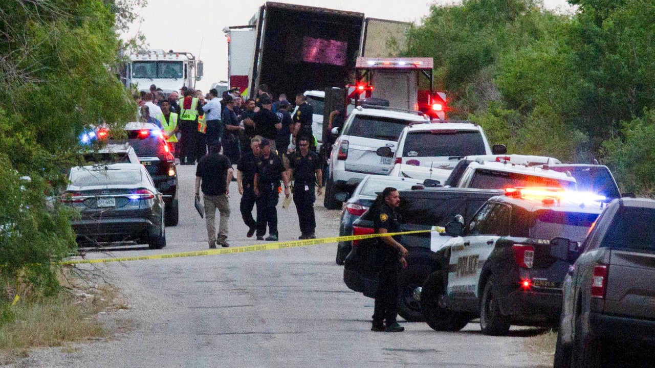 Agentes trabajan en la escena donde migrantes fueron encontrados muertos dentro de un camión de remolque en San Antonio, Texas (Reuters)