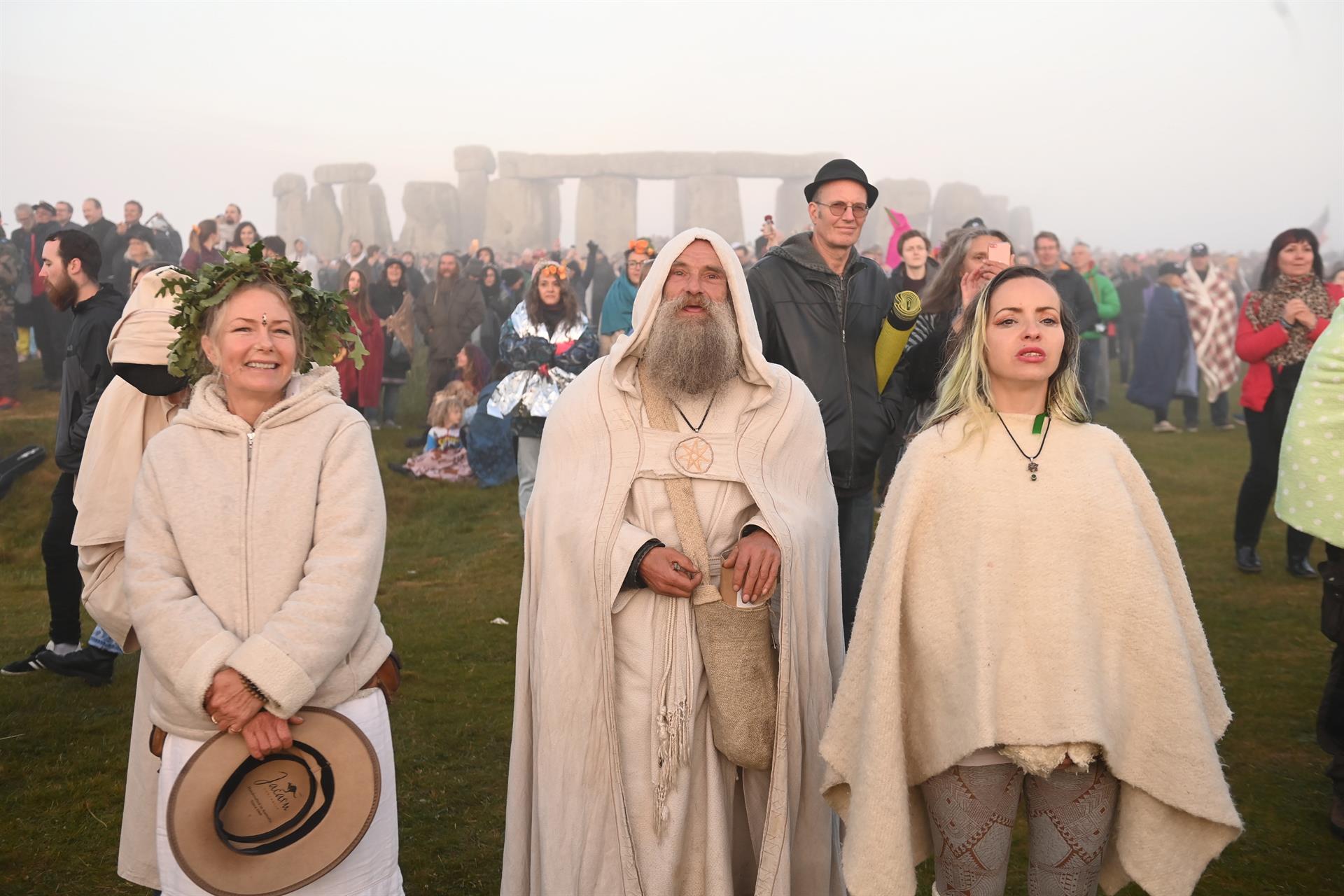 Multitud acude a Stonehenge para celebrar el Solsticio de Verano