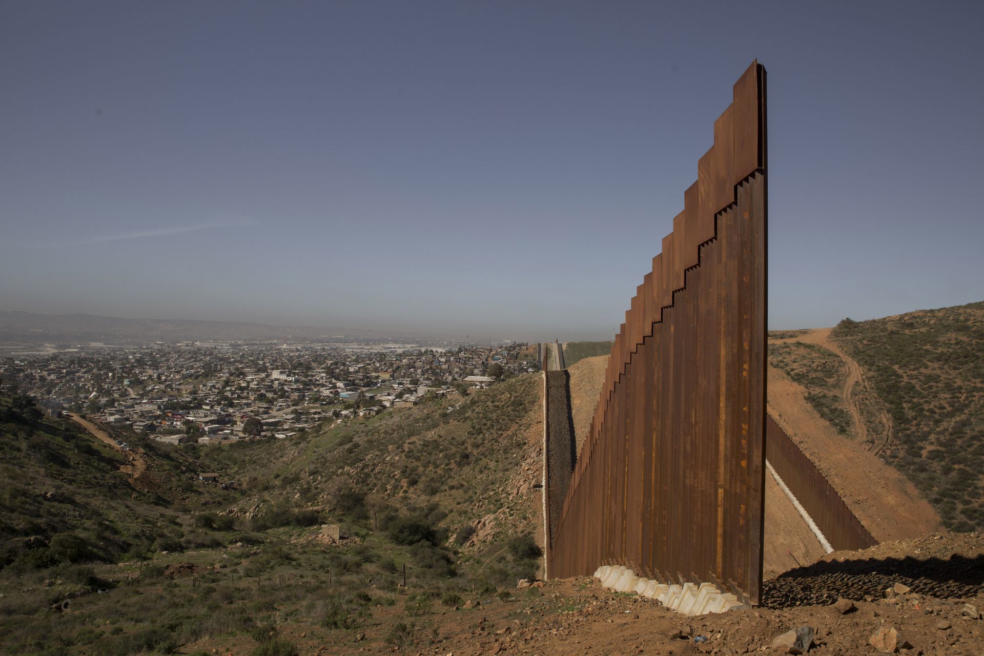 Muro fronterizo a la altura de la colonia Nido de las Águilas, lugar que es utilizado por los migrantes para entregarse a la Patrulla Fronteriza.