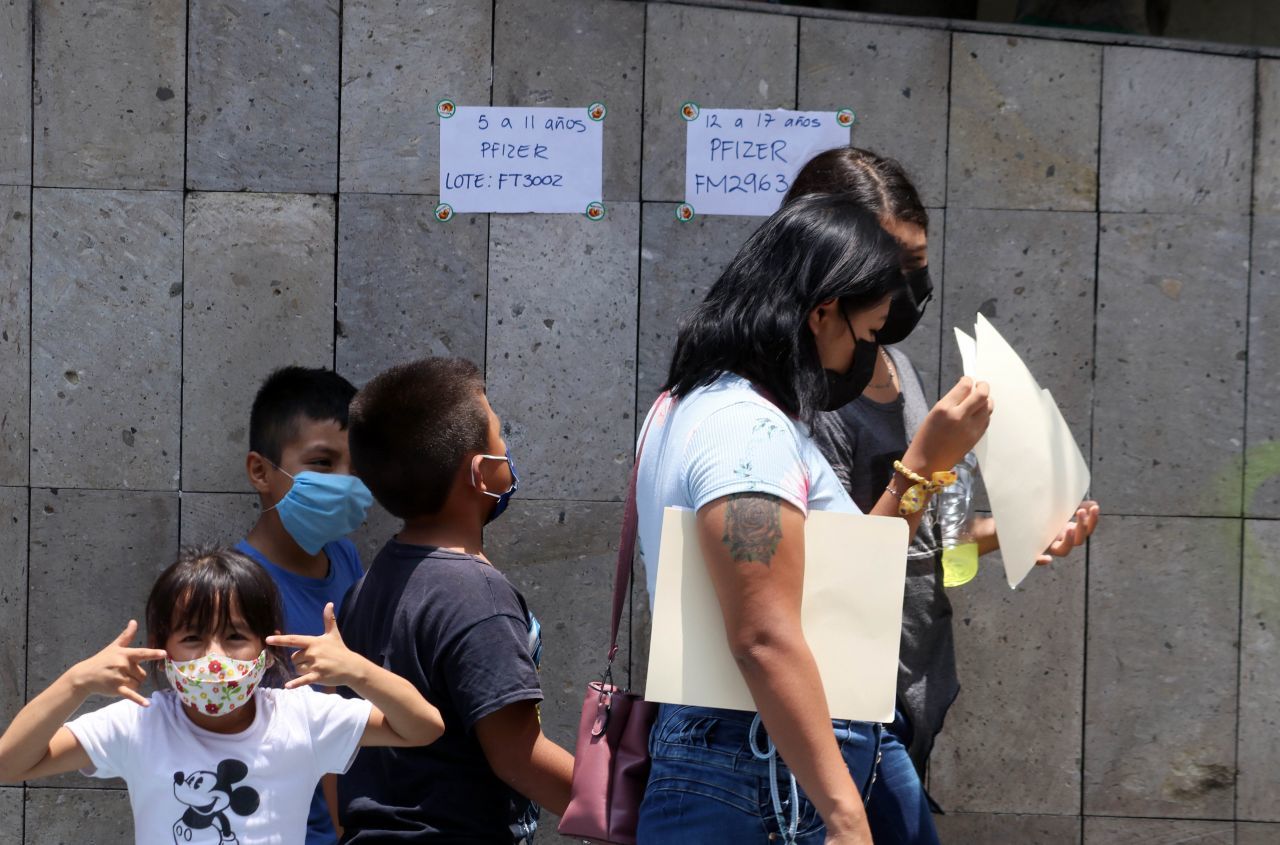Una niña reacciona a la camara mientras espera en la fila para aplicarse la vacuna Pfizer contra el Covid-19 en la clinica 20 del IMSS en Cuernavaca (Cuartoscuro)