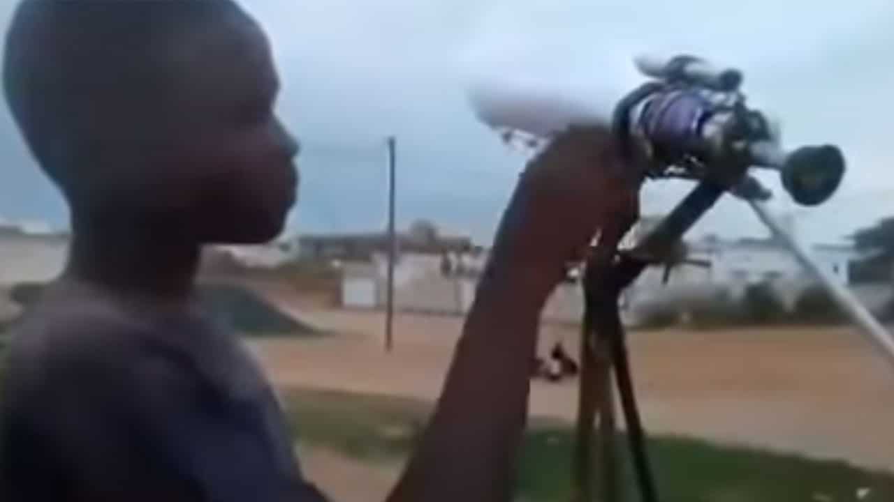 Niño senegalés de 12 años construyó un telescopio reciclado