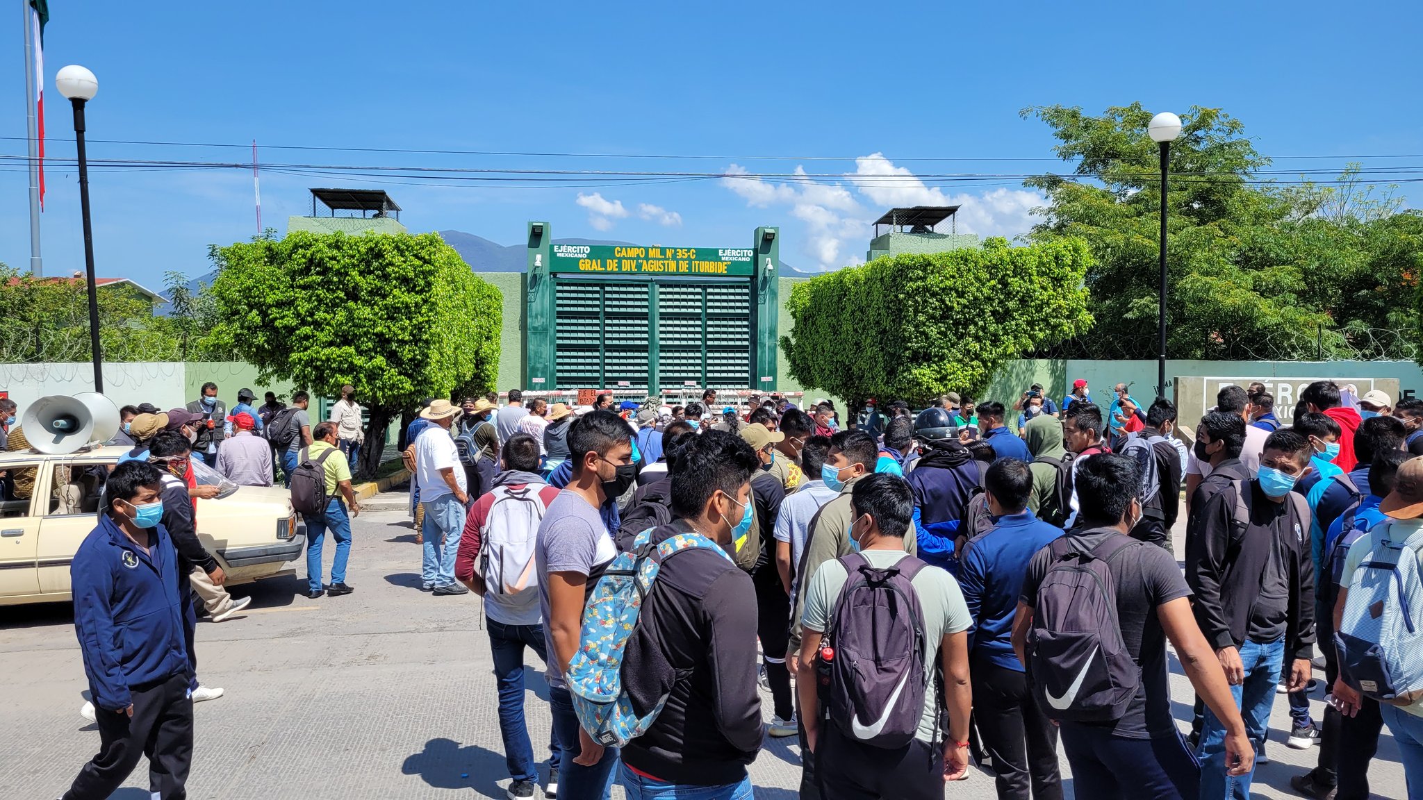 Encapuchados lanzan petardos a cuartel militar en Iguala