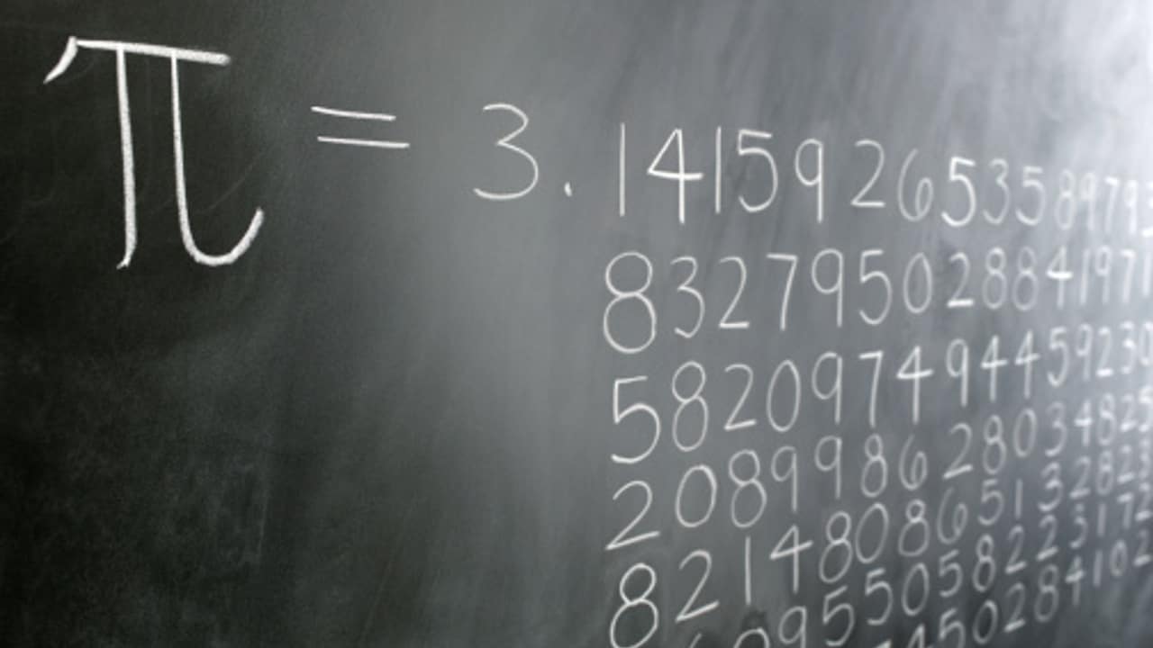 Fórmula del número Pi escrita en un pizarrón