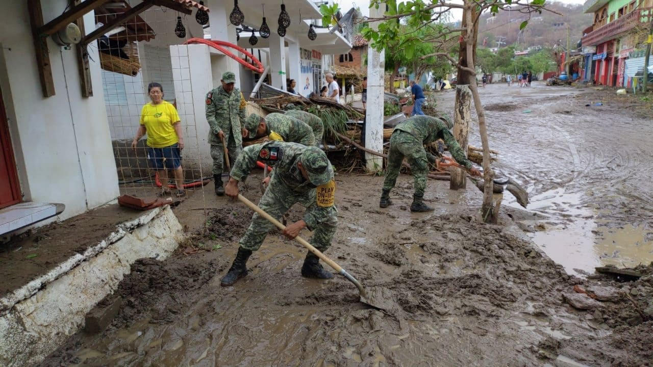 Miembros del Ejército y Fuerza Aérea Mexicanos, Marina y Guardia Nacional apoyan a la población en Oaxaca ante el paso del huracán Agatha