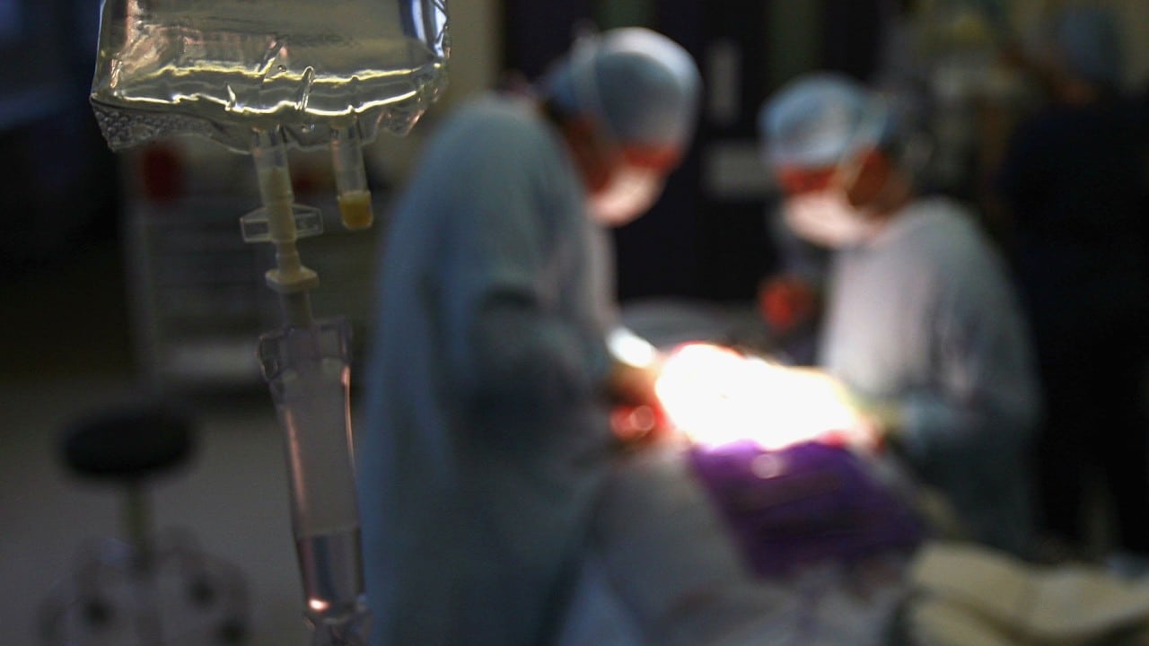 Médicos durante una operación en el quirófano (Getty Images)