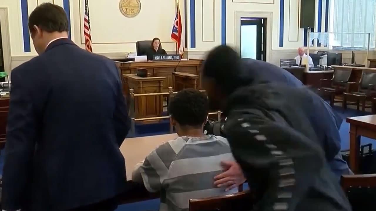 Padre ataca a puñetazos al hombre acusado de matar a su hijo