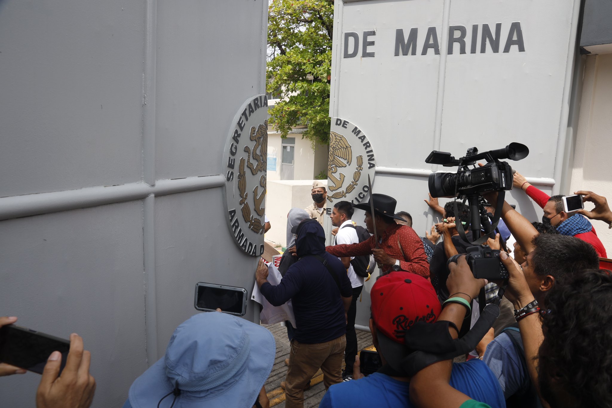 Caso Ayotzinapa: vandalizan instalaciones de la Marina