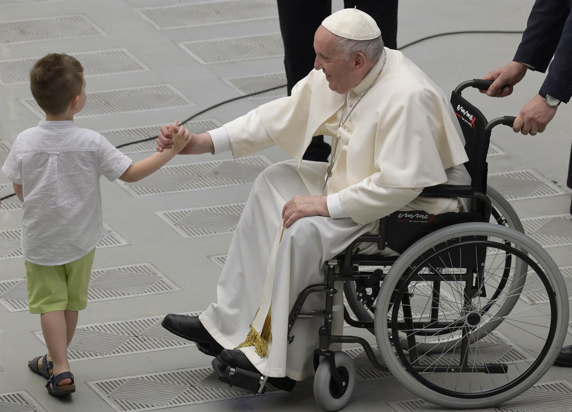El papa Francisco saluda a un niño (EFE)