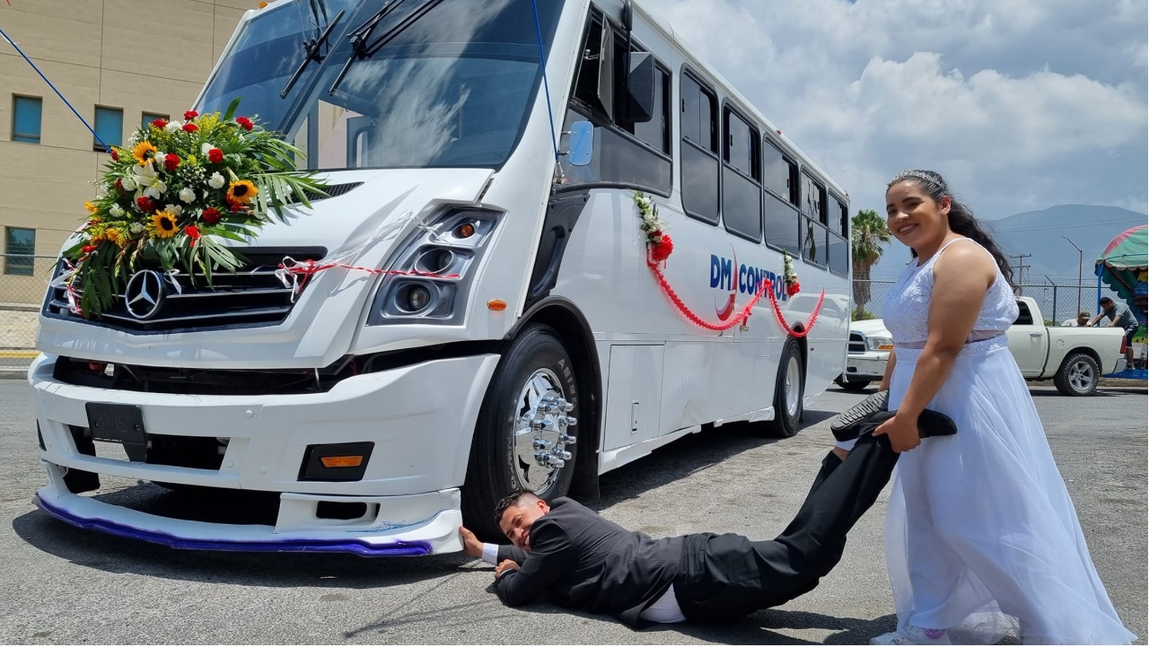 Pareja se hace viral por fotos en autobús como carro de boda