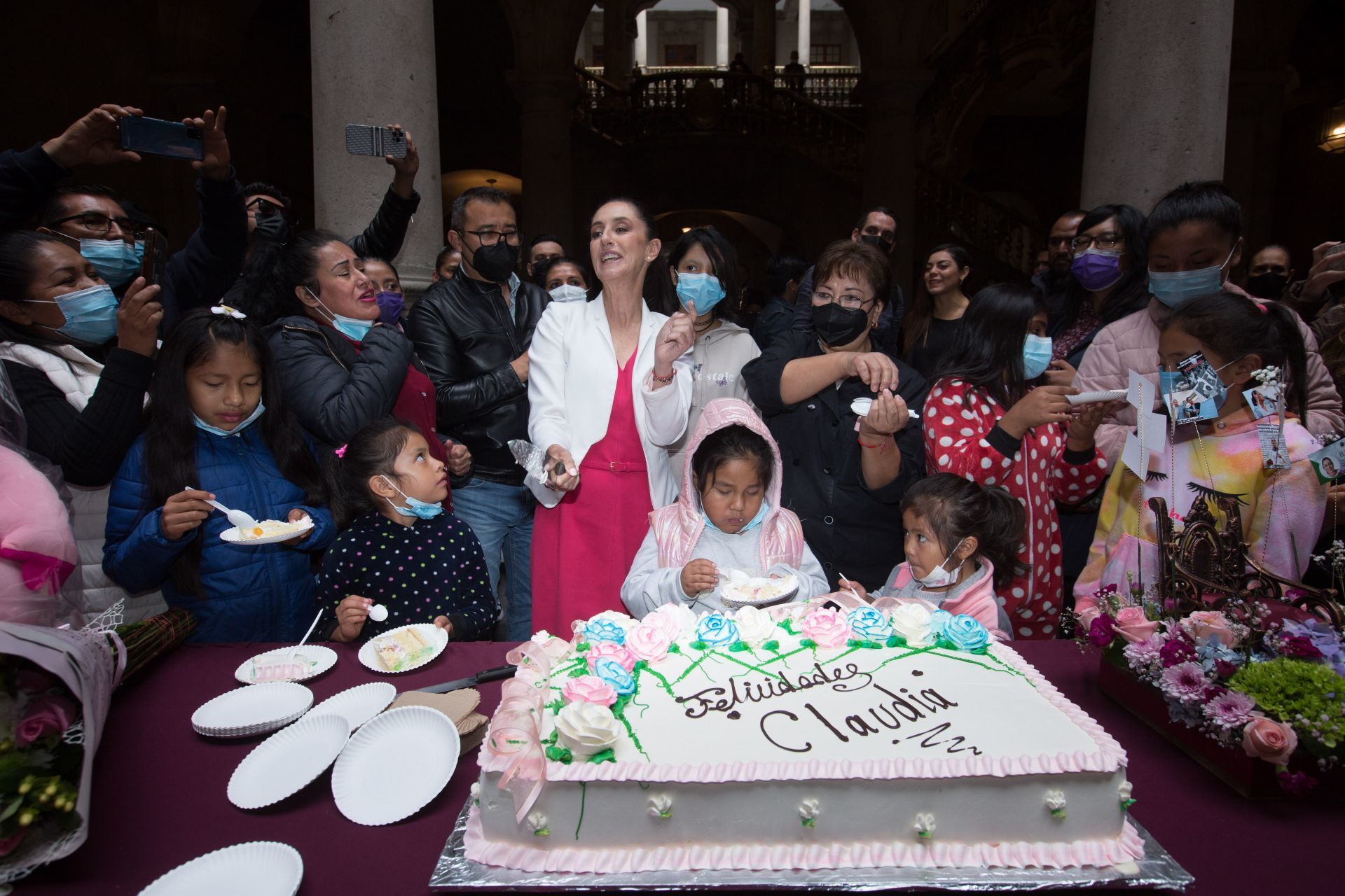 Claudia Sheinbaum, jefa de Gobierno de la CDMX, partió un pastel por su cumpleaños (Cuartoscuro)