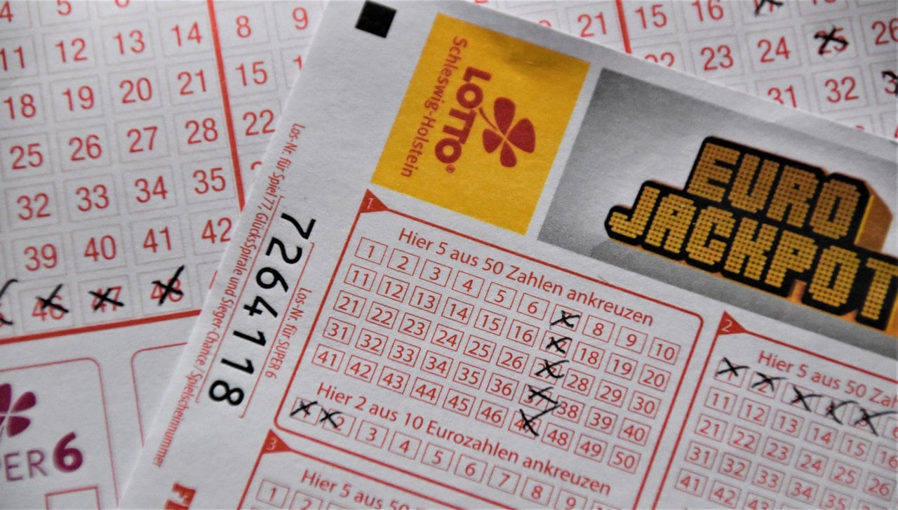 Hombre ganó la lotería con estrategia que vio en televisión