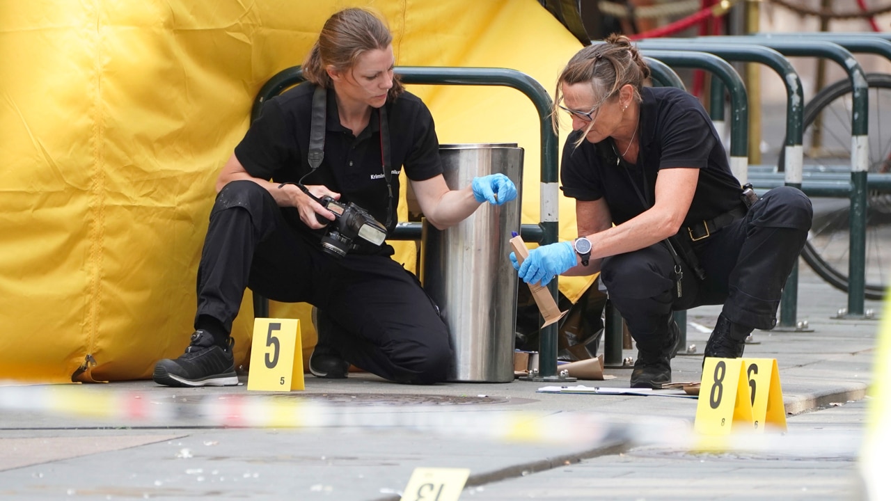 La policía recoge pruebas en la escena del crimen tras los tiroteos nocturnos en el centro de Oslo, Noruega,