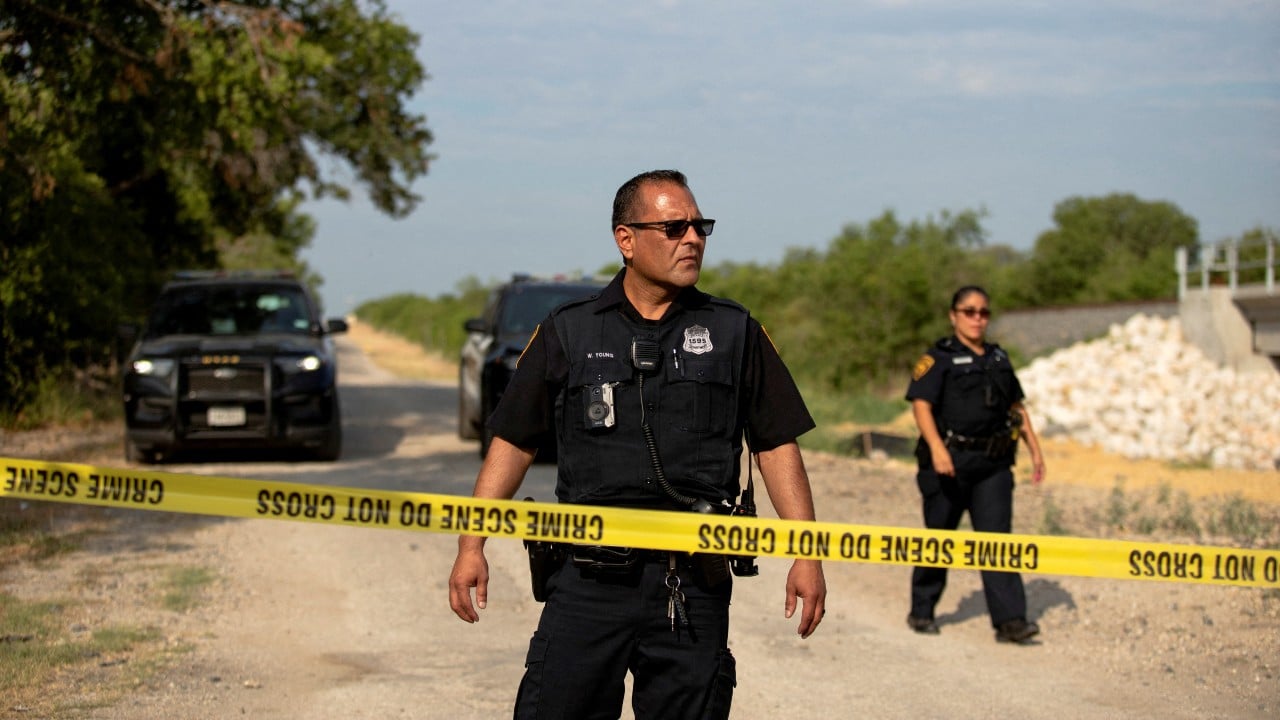 Agentes trabajan en la escena donde migrantes fueron encontrados muertos dentro de un camión de remolque en San Antonio, Texas (Reuters)