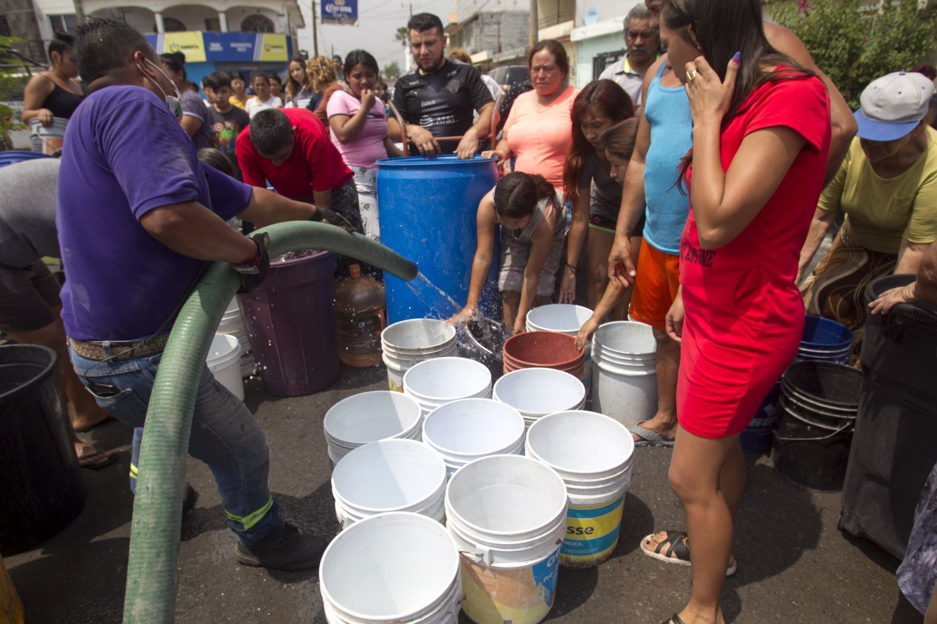 Por falta de agua, habitantes de Nuevo León ajustan rutinas para lograr suministro