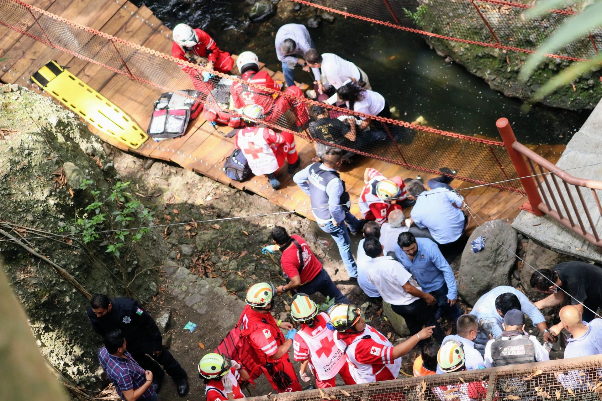 Cuerpos de emergencia auxilian a personas tras colapsar puente colgante de madera en Cuernavaca (Cuartoscuro)