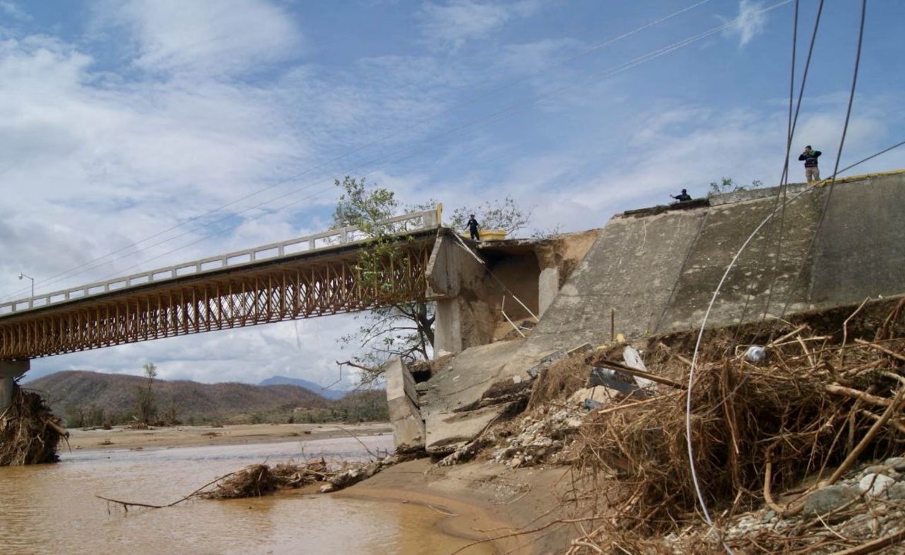 Daños en el puente de acceso principal al poblado de Santa María Tonameca tras el paso del huracán Agatha (Cuartoscuro)