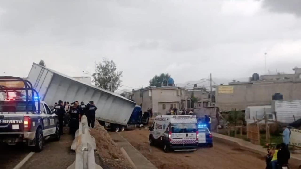 Tráiler se queda atorado en desnivel de autopista México-Pachuca (N+)