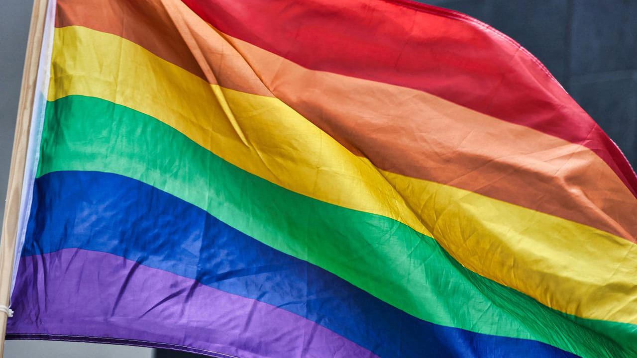 Qatar 2022: Portar bandera LGBT+ no será castigado cárcel