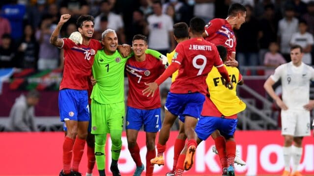 Costa Rica celebra después de derrotar a Nueva Zelanda para obtener un boleto a la Copa Mundial 2022 (Getty Images)