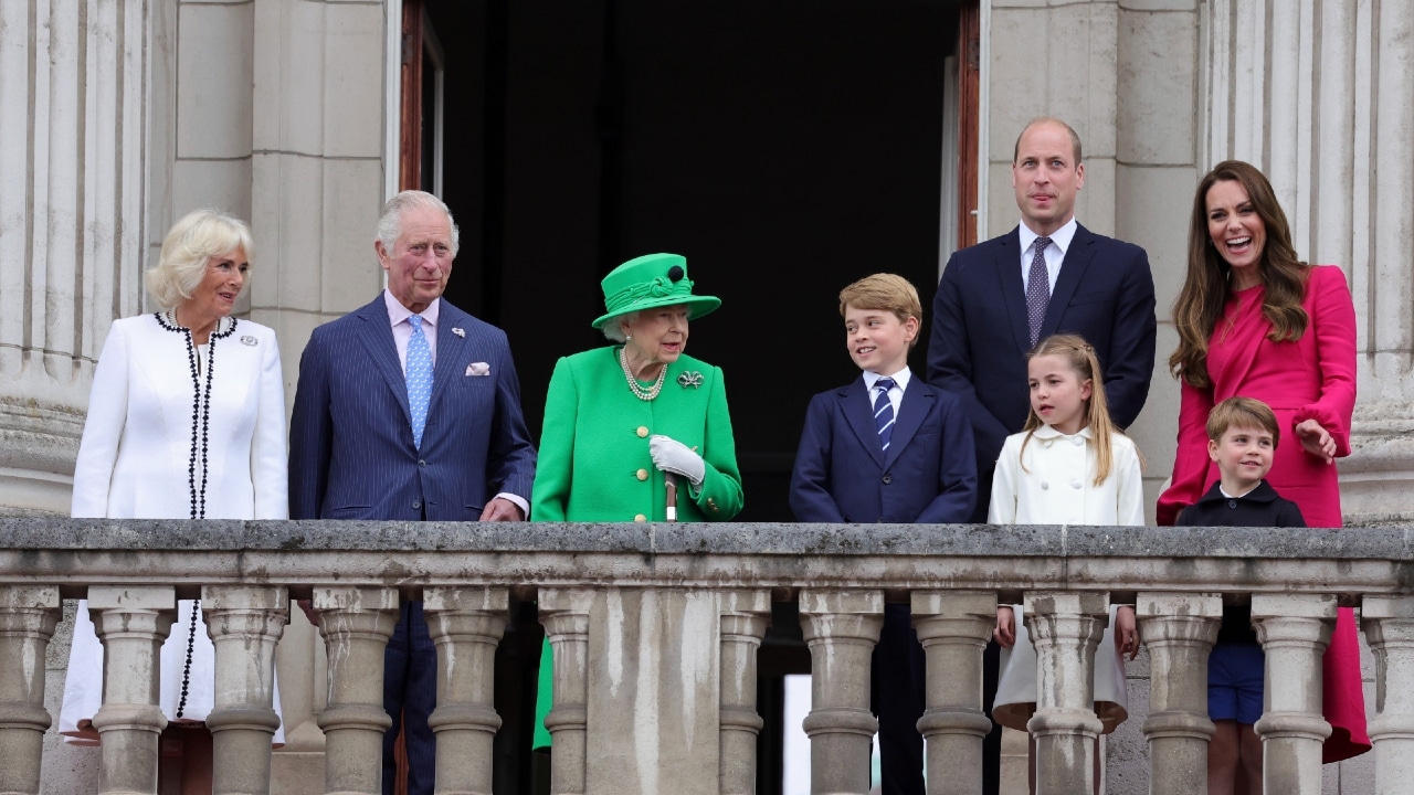 Reina Isabel reaparece de sorpresa en desfile para cierre del Jubileo