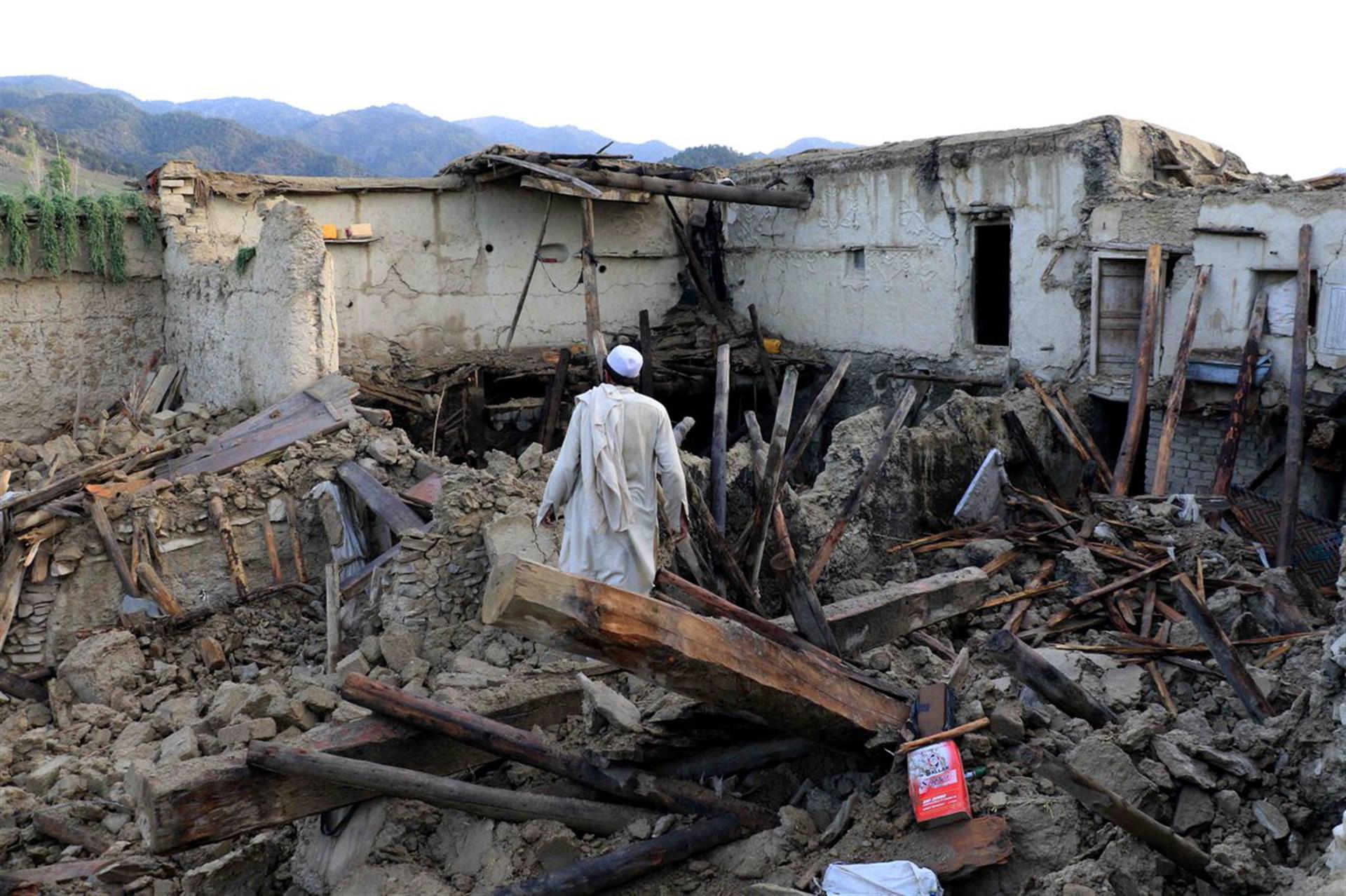 Réplica sacude la zona afectada por sismo en Afganistán