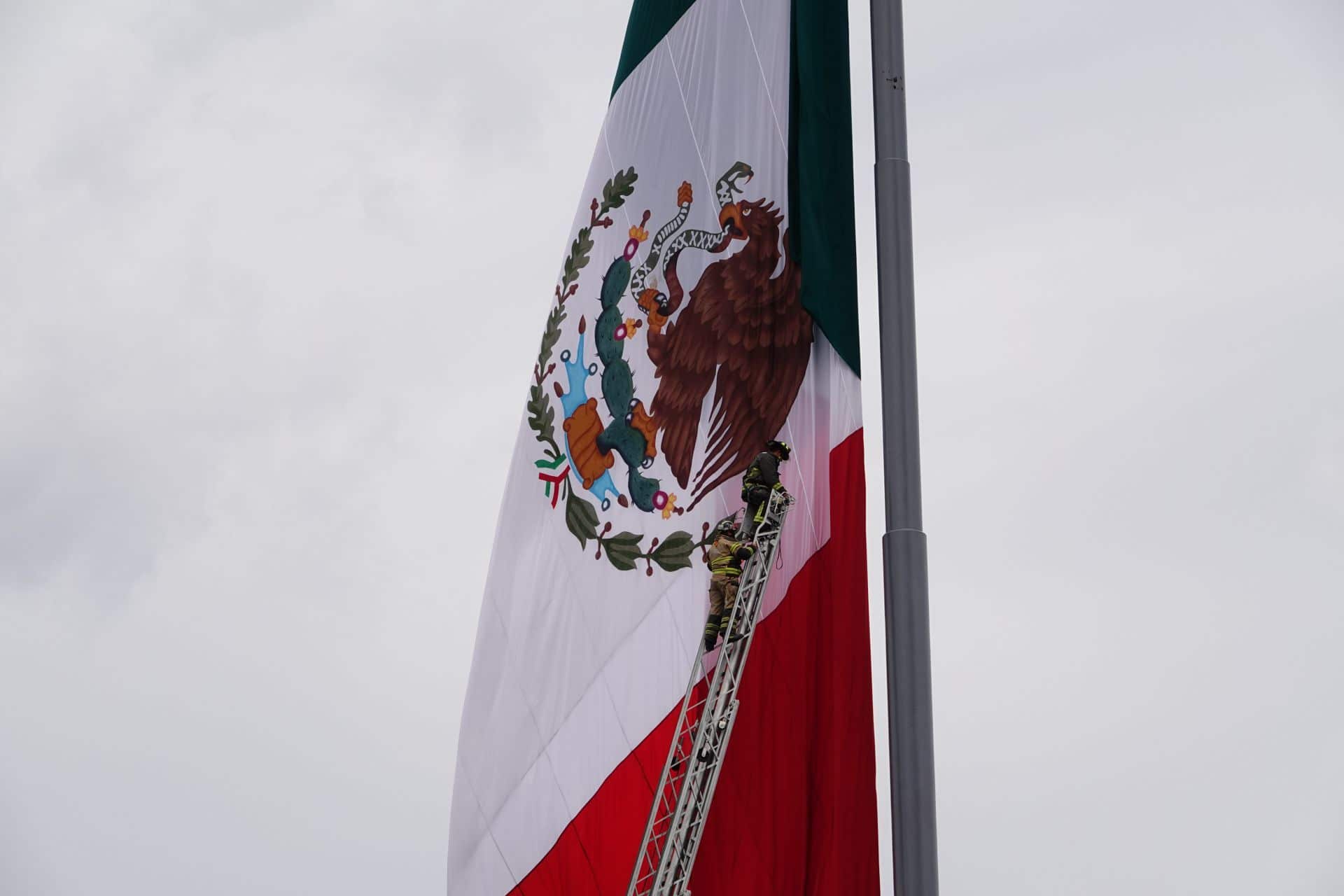 Se atora bandera monumental del Zócalo de CDMX en mástil