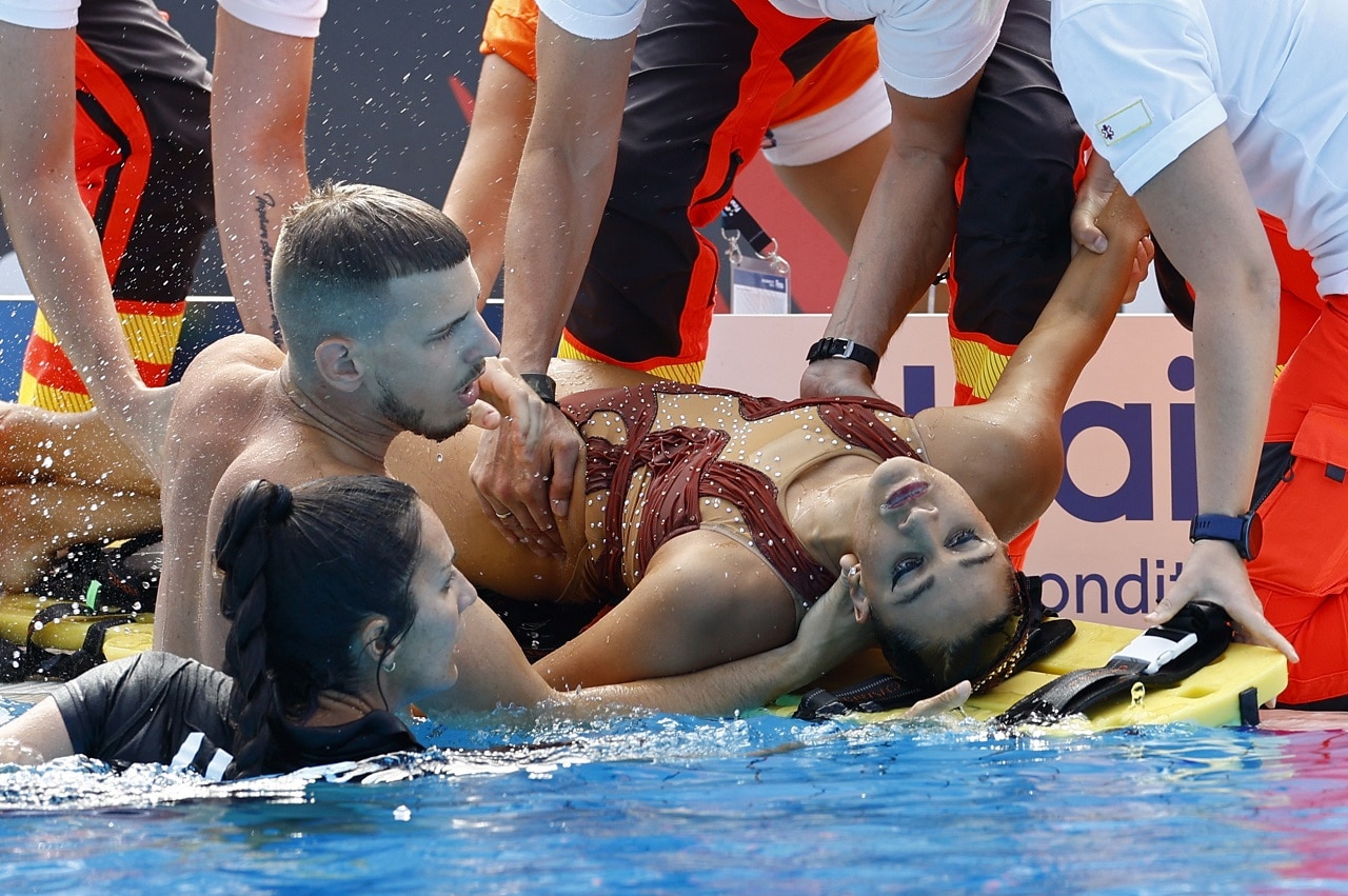 Rescatan a nadadora Anita Álvarez tras desmayo en la piscina