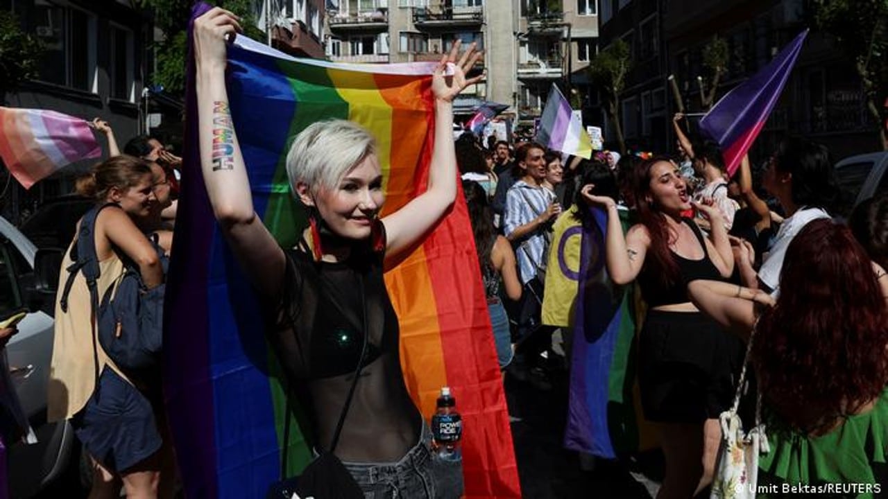 Cerca de 200 arrestos durante la marcha del Orgullo LGBTTTIQ+ de Estambul, Turquía.