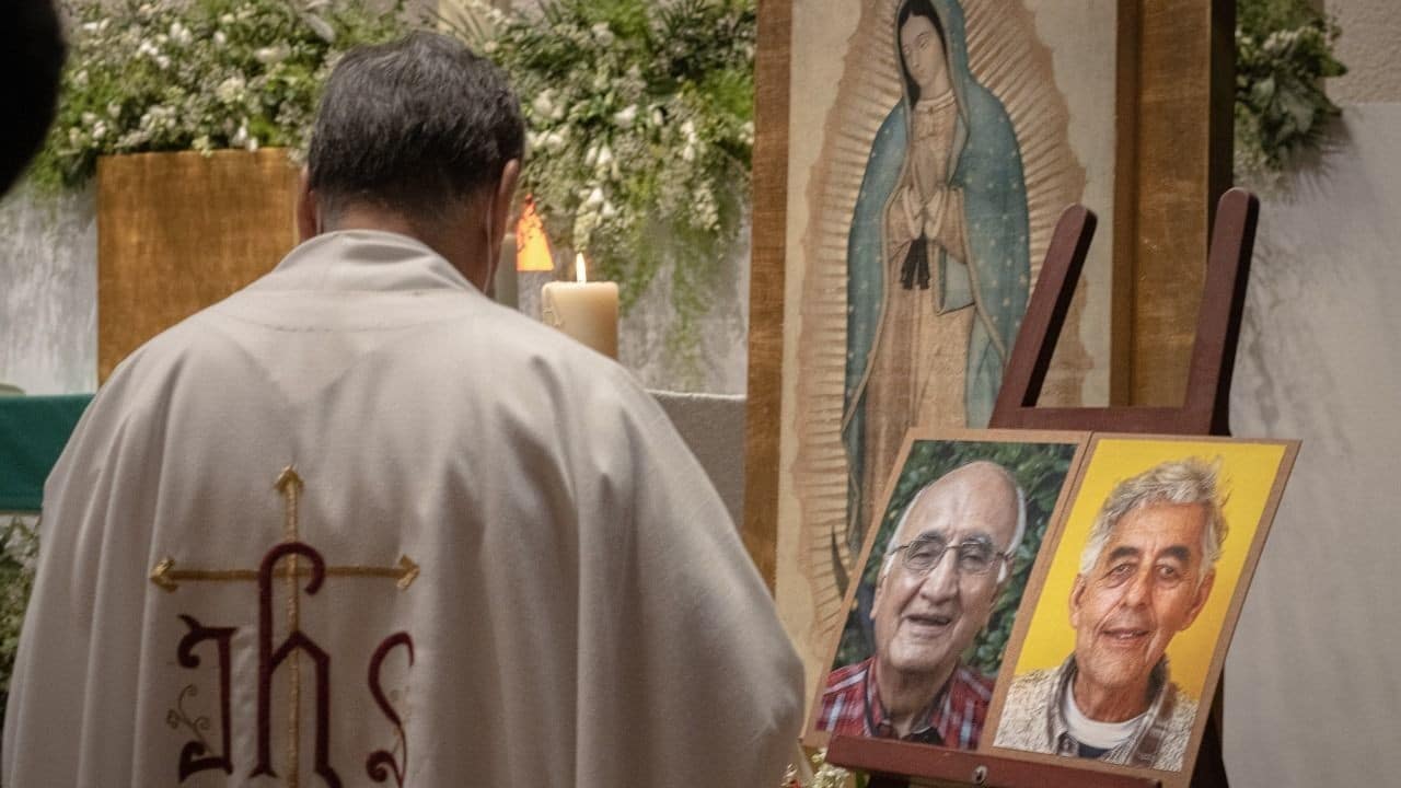 Rezan por sacerdotes jesuitas asesinados en Chihuahua.