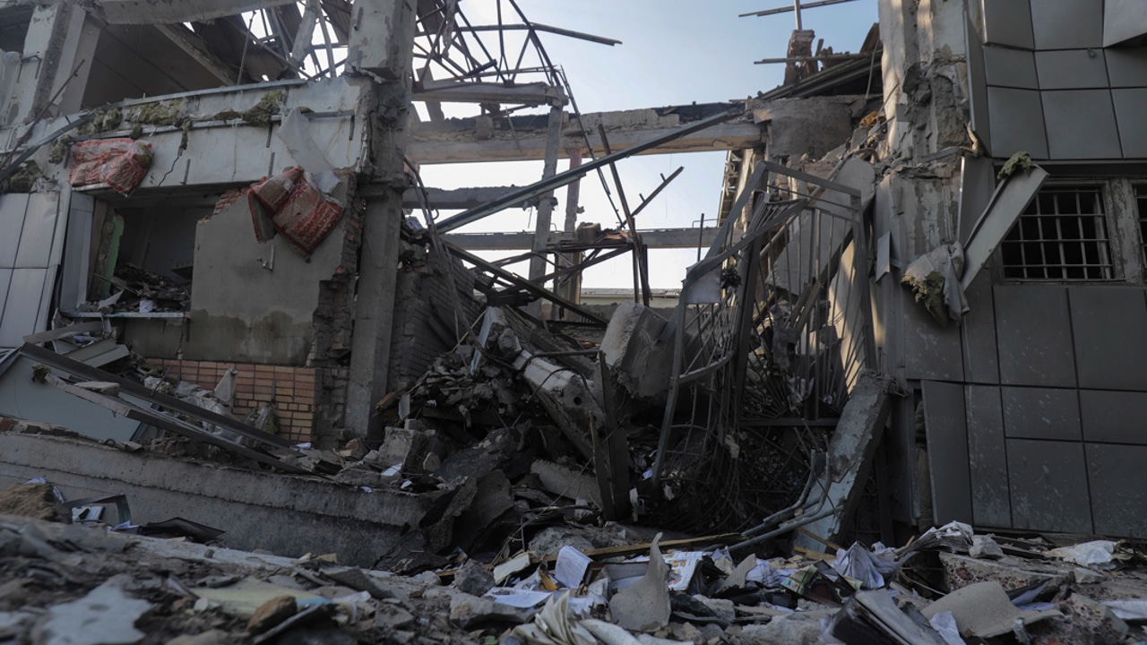 Una escuela destruida en un bombardeo en la pequeña ciudad de Bakhmut del área de Donetsk,