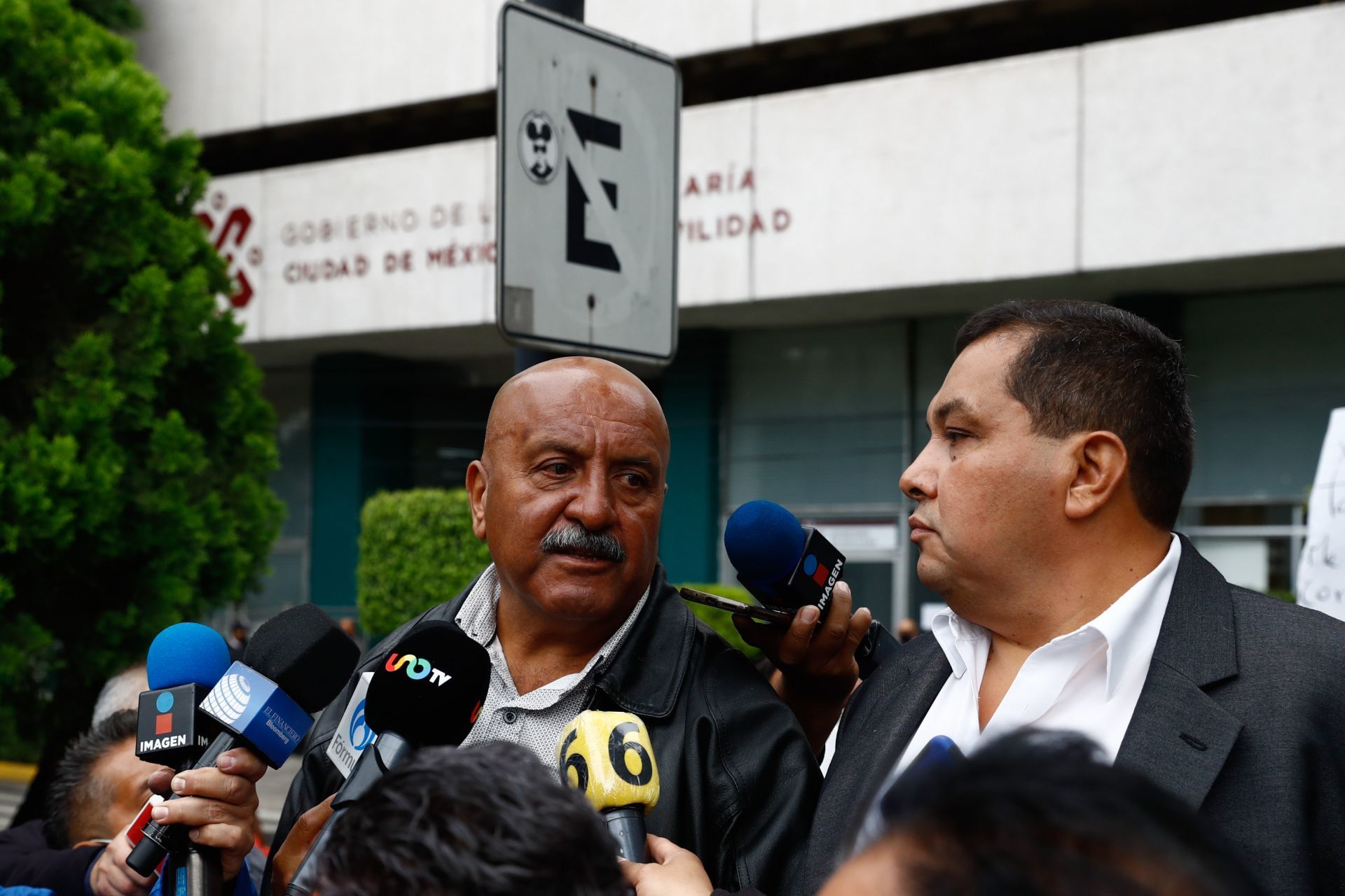 Gabino Trujillo y Germán Ramírez, representantes de los transportistas de la ruta 57 en Álvaro Obregón, durante la protesta en las inmediaciones de la Semovi (Cuartoscuro)