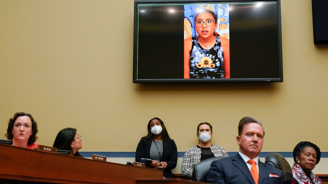 Miah Cerrillo, estudiante de cuarto grado en la Escuela Primaria Robb en Uvalde, Texas, y sobreviviente del tiroteo masivo, aparece en una pantalla durante una audiencia en la Cámara de Representantes (Getty Images)