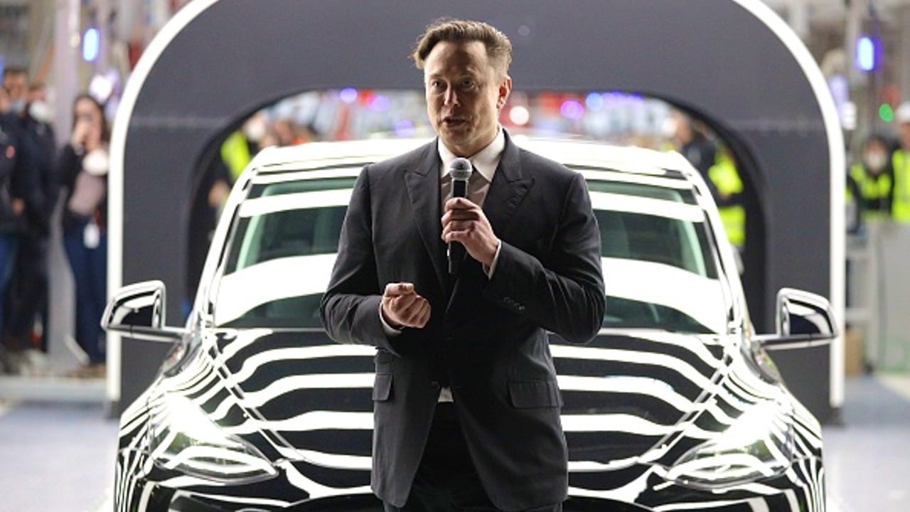 Musk rectifica tras amenazar con despedir al 10% de la plantilla de Tesla.