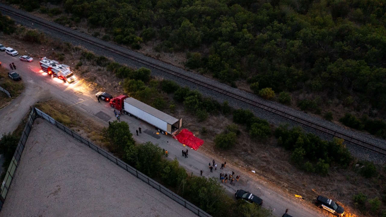 Vista aérea de un tráiler con migrantes muertos en San Antonio, Texas (Getty Images)