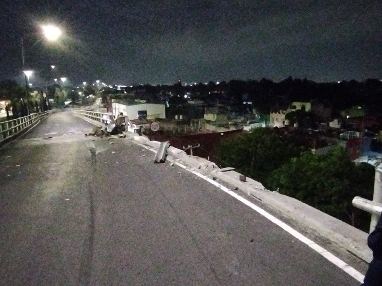 Tráiler derrumba muro de contención y cae del distribuidor vial Heberto Castillo