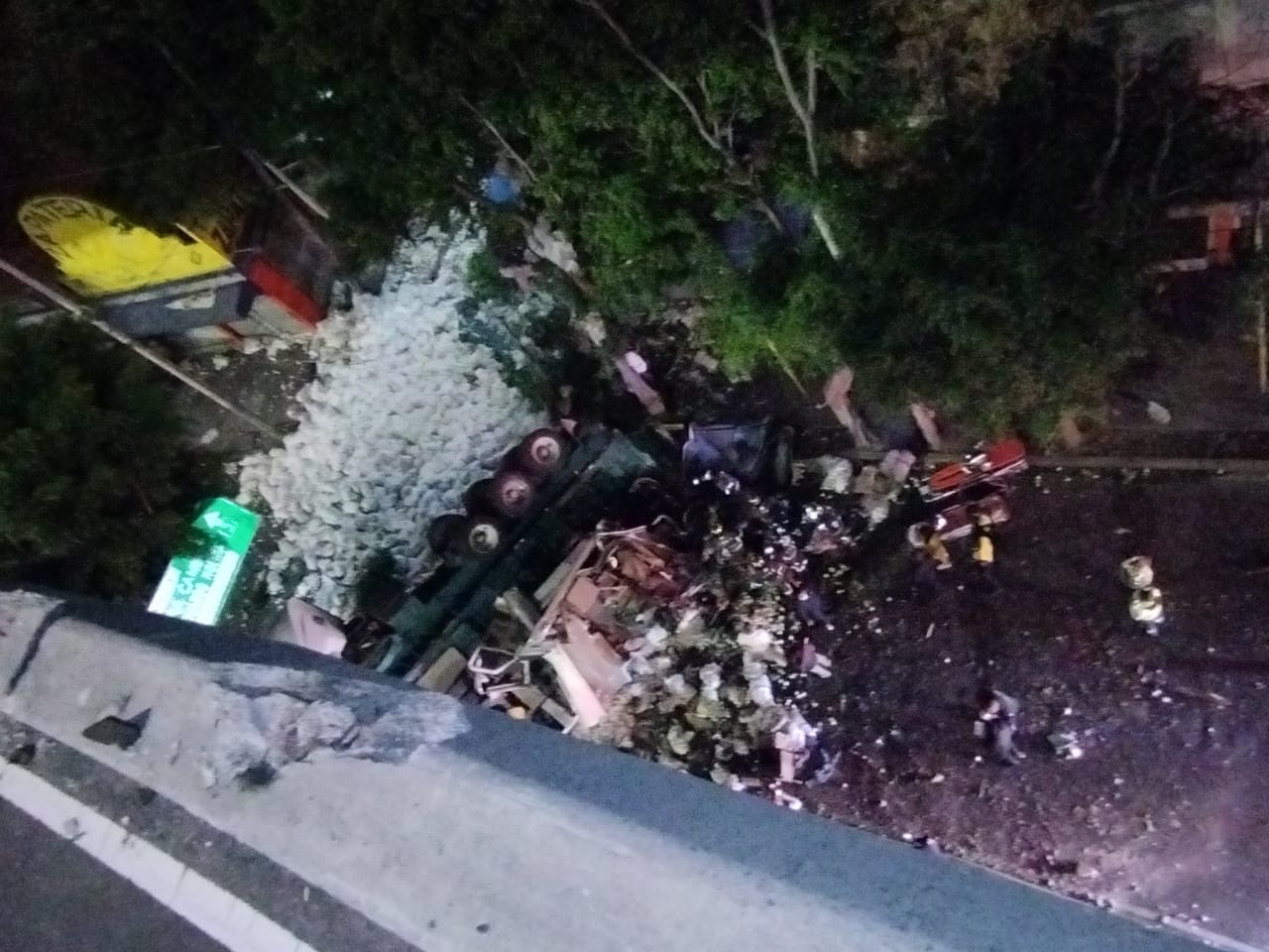 Tráiler derrumba muro de contención y cae del distribuidor vial Heberto Castillo.