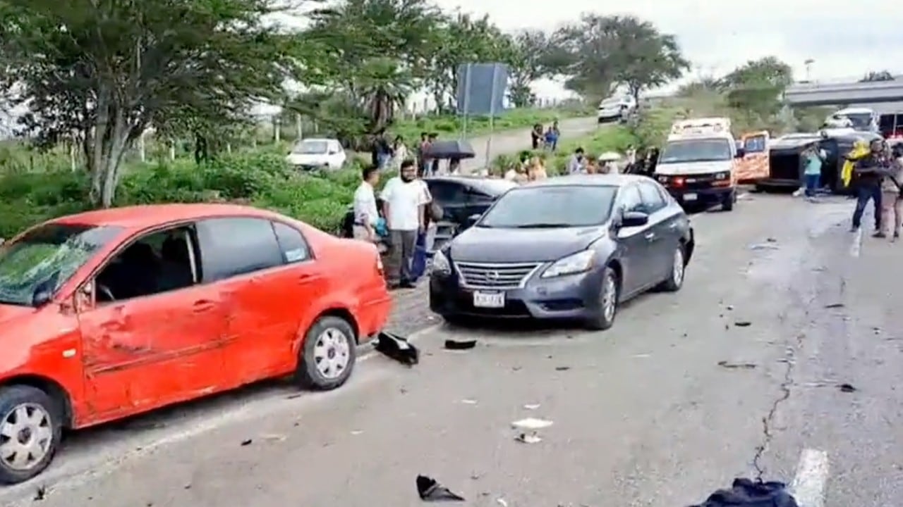 Tráiler embiste a varios vehículos sobre autopista del Sol en Chilpancingo, Guerrero (Twitter: @Foro_TV)