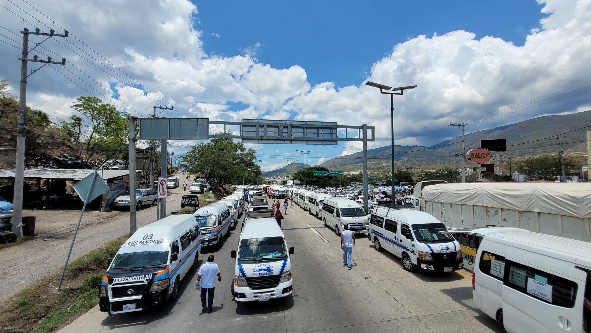 Transportistas levantan bloqueo en la Autopista del Sol