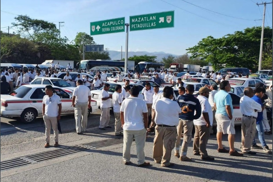 Transportistas bloquean la Autopista del Sol
