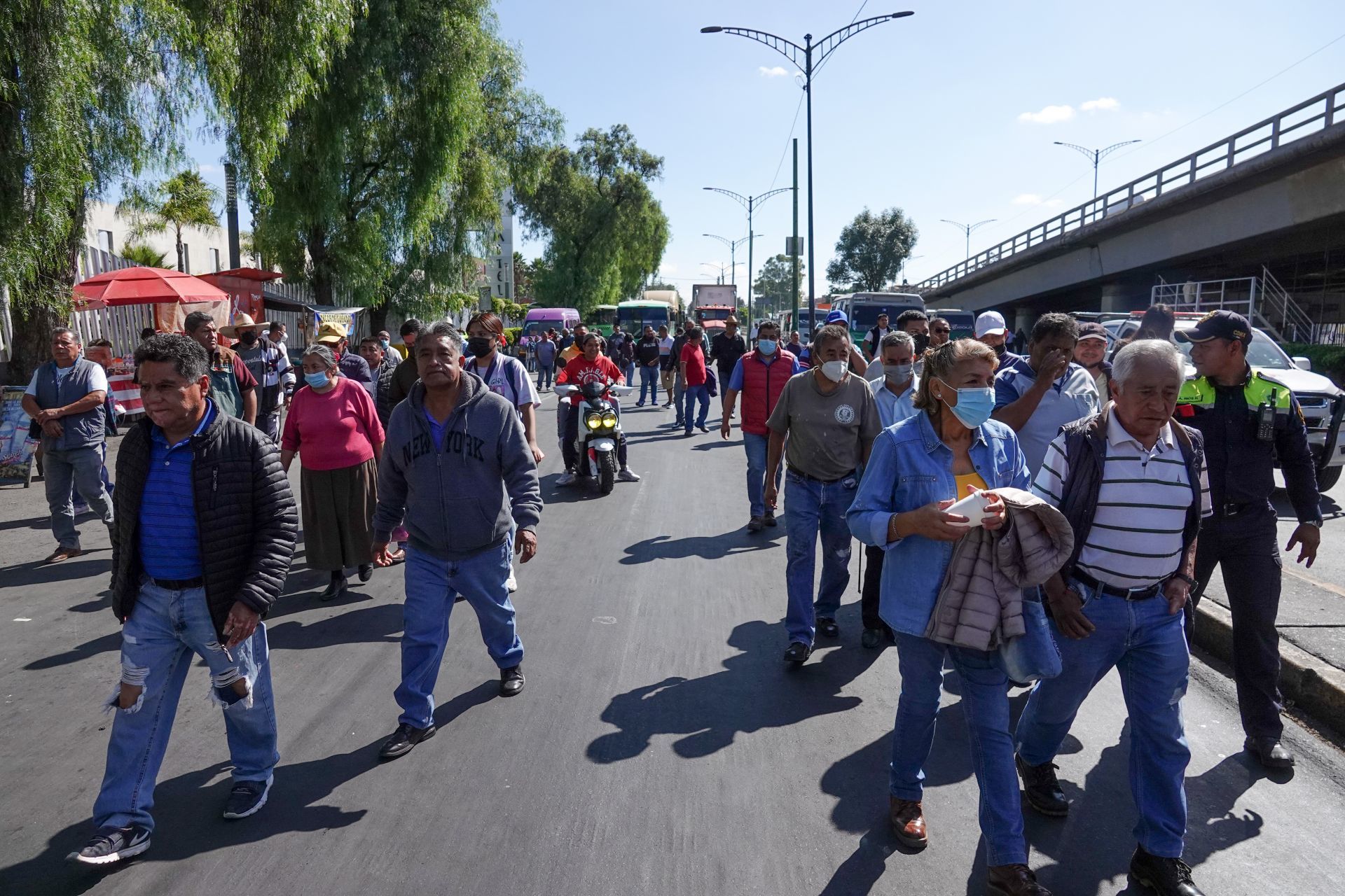 Transportistas que mantenían un bloqueo en Avenida Tláhuac y Periférico marchan rumbo al Zócalo para obtener una resolución en la exigencia del aumento de tarifas