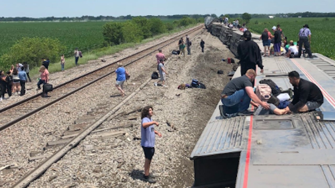 Un tren de Amtrak que transportaba a 243 pasajeros se descarriló en Mendon, Missouri (Twitter: @spectre_info)