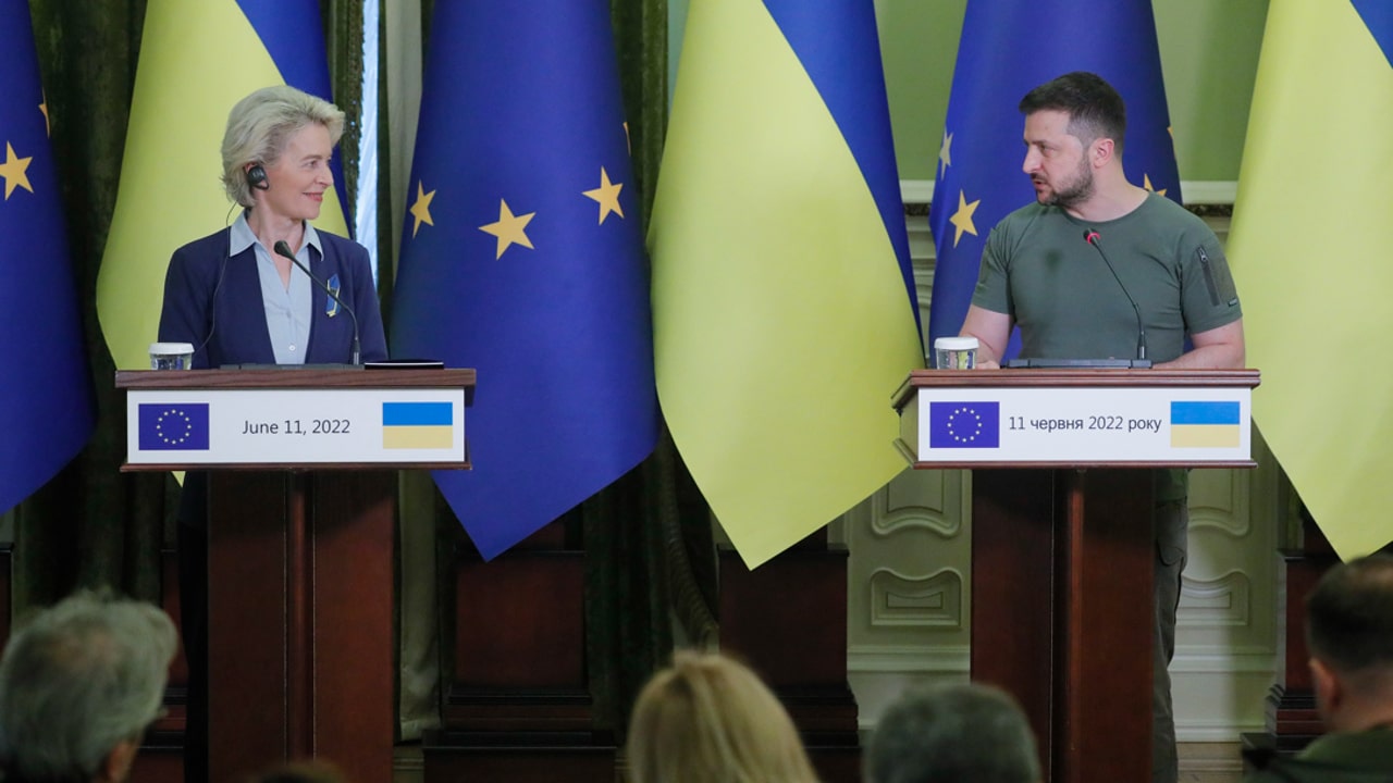 La presidenta de la Comisión Europea, Ursula von der Leyen, y el presidente de Ucrania, Volodímir Zelenski, en conferencia de prensa
