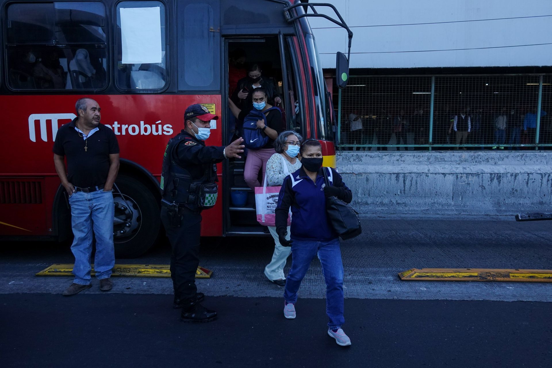 Miles de usuarios resultaron afectados por el bloqueo de avenida Insurgentes, a la altura de Indios Verdes, por parte de transportistas que exigen un aumento a la tarifa.