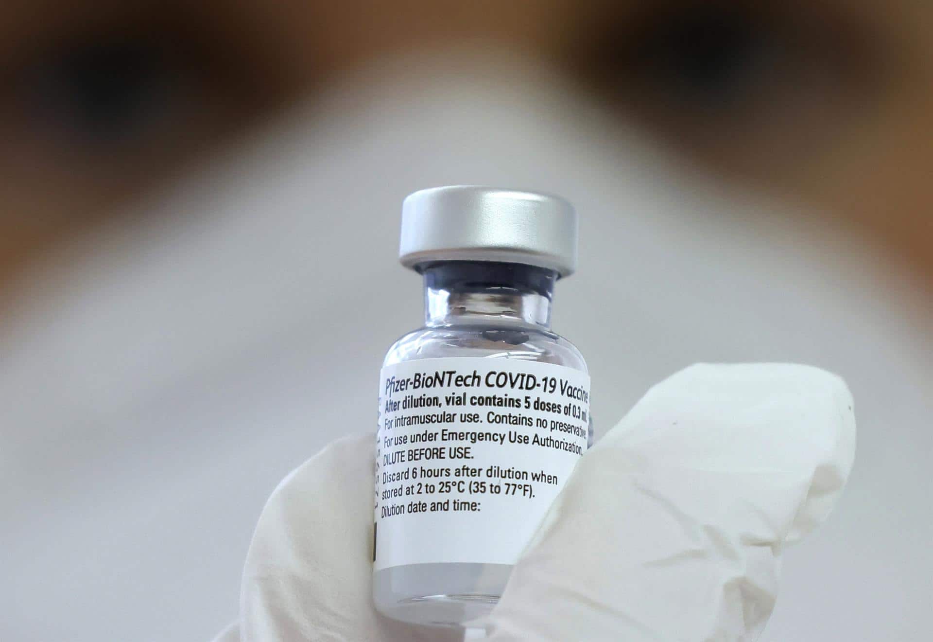 BioNTech y Pfizer probarán vacuna universal contra COVID