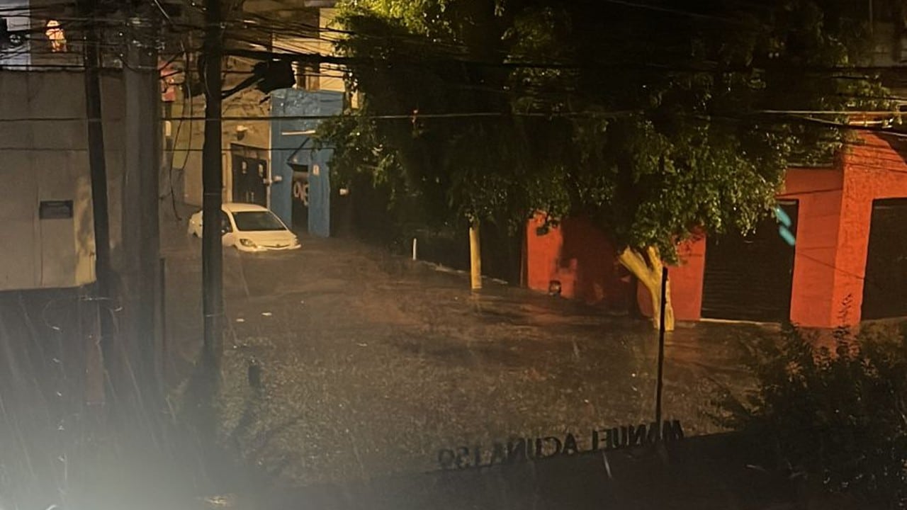 Vehículos varados y casas inundadas, saldo de intensa lluvia en Jalisco