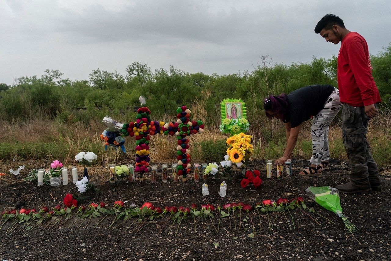 Realizan vigilia en memoria de 51 migrantes muertos en Texas